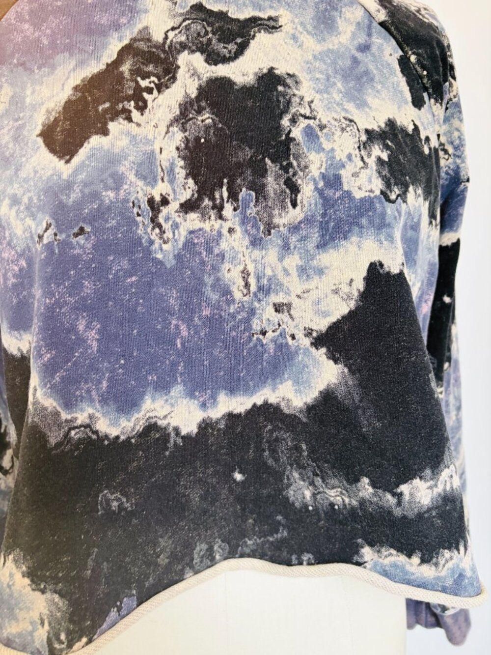 Indie Sleeze JoyLab Cloud Wash Tie Dye Cropped Crew Sweatshirt Blue Black Size M - Picture 2 of 9